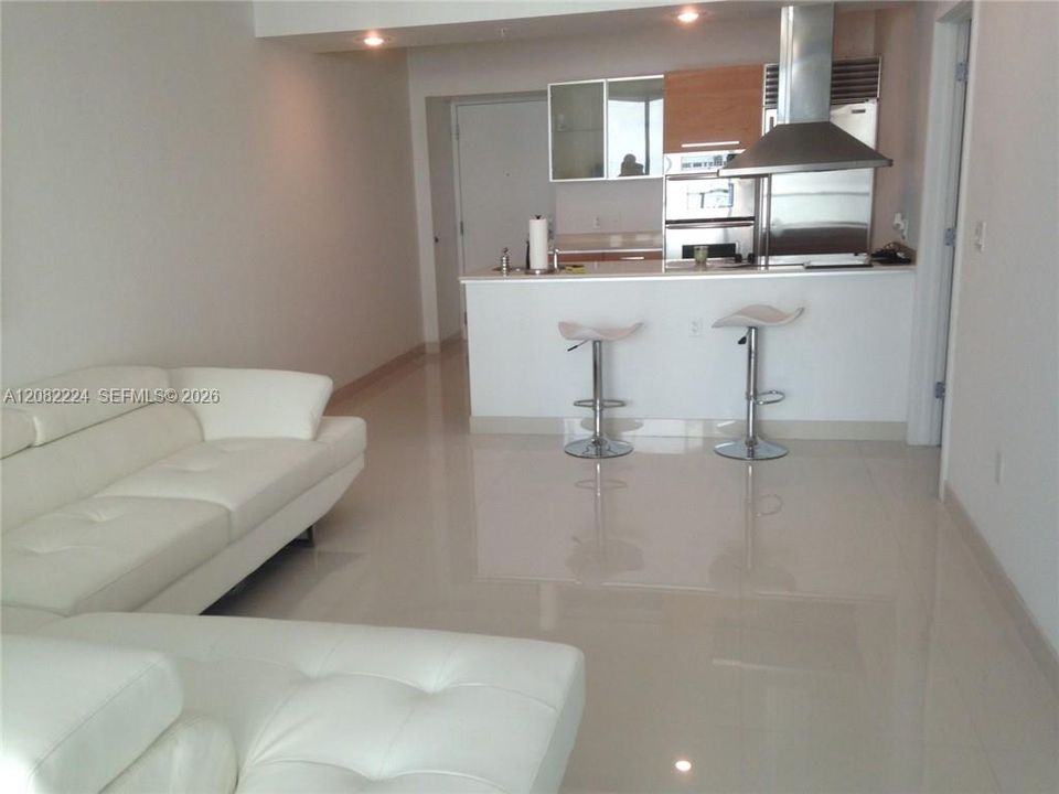 For Sale: $499,500 (1 beds, 1 baths, 826 Square Feet)