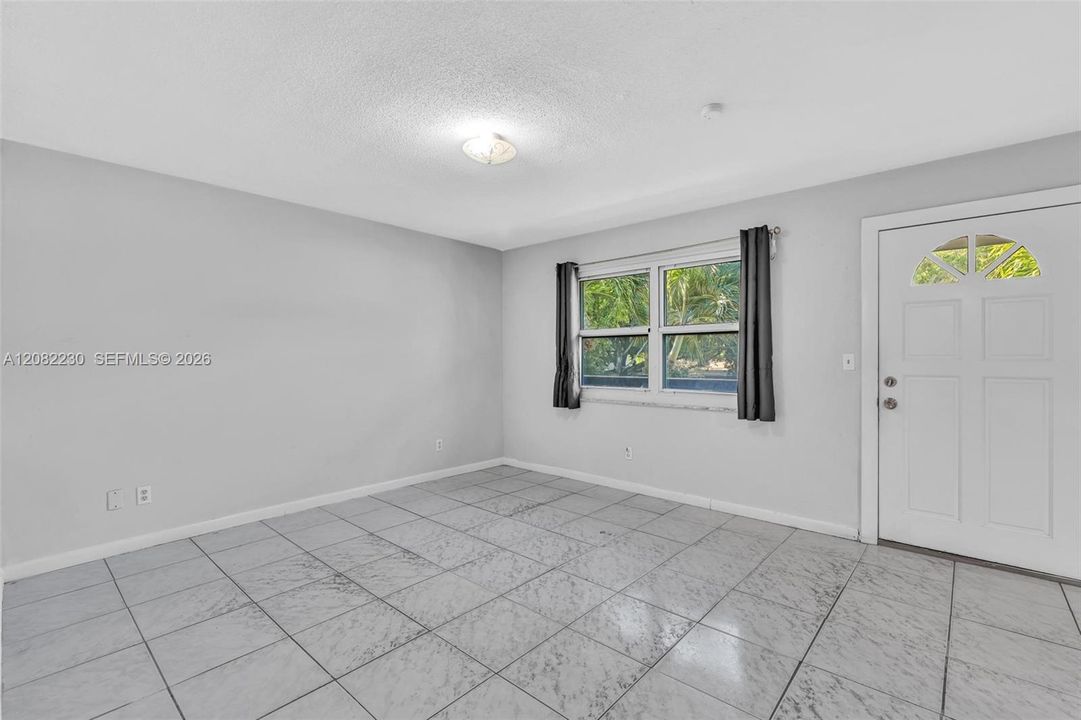 For Rent: $2,000 (2 beds, 1 baths, 773 Square Feet)
