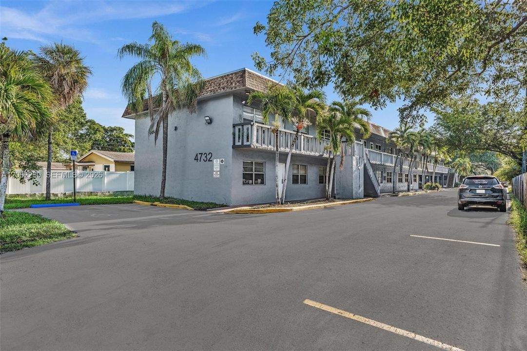 For Rent: $2,000 (2 beds, 1 baths, 773 Square Feet)