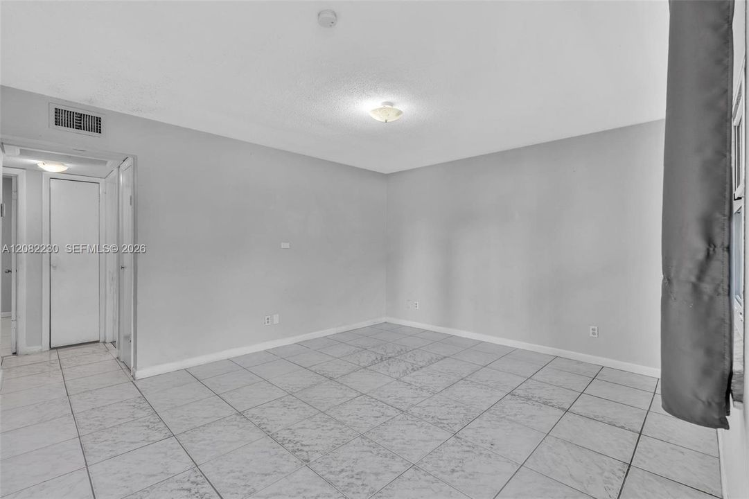 For Rent: $2,000 (2 beds, 1 baths, 773 Square Feet)