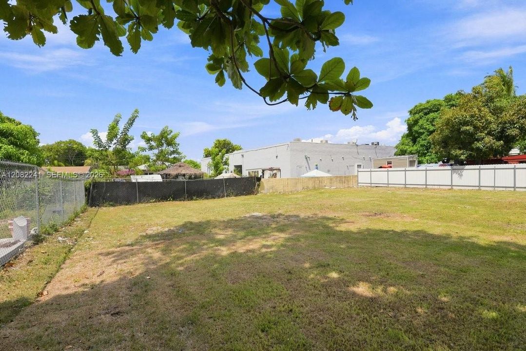 For Sale: $395,000 (2 beds, 1 baths, 594 Square Feet)