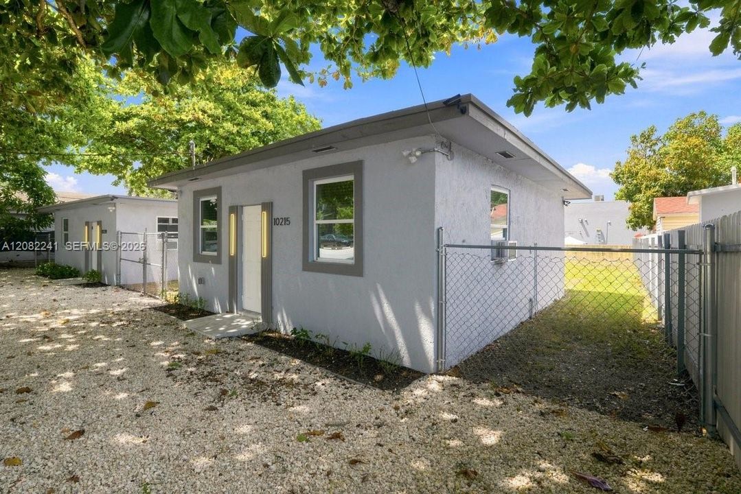 For Sale: $395,000 (2 beds, 1 baths, 594 Square Feet)