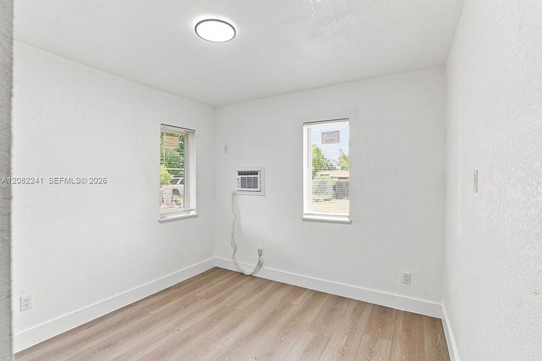 For Sale: $395,000 (2 beds, 1 baths, 594 Square Feet)