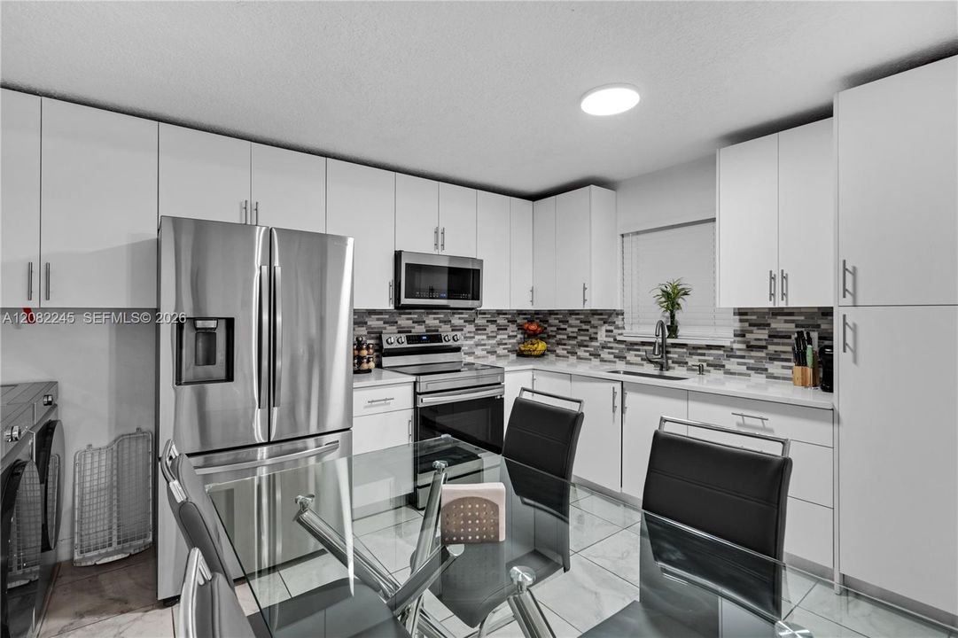 For Rent: $2,400 (2 beds, 2 baths, 888 Square Feet)