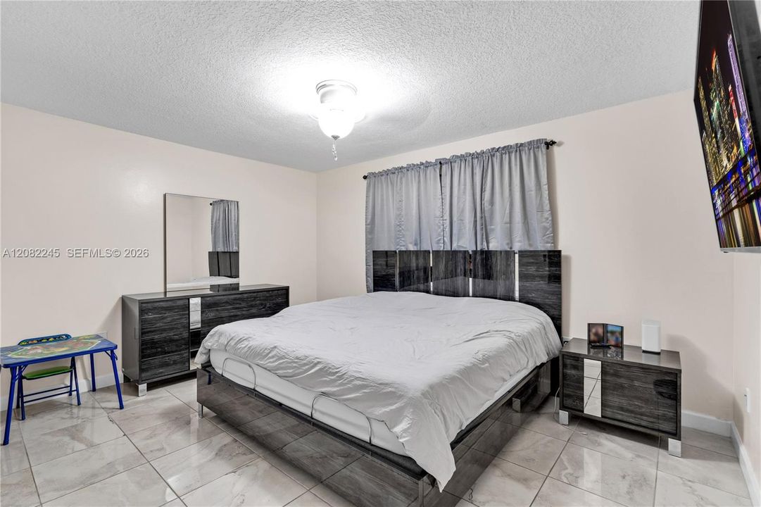 For Rent: $2,400 (2 beds, 2 baths, 888 Square Feet)