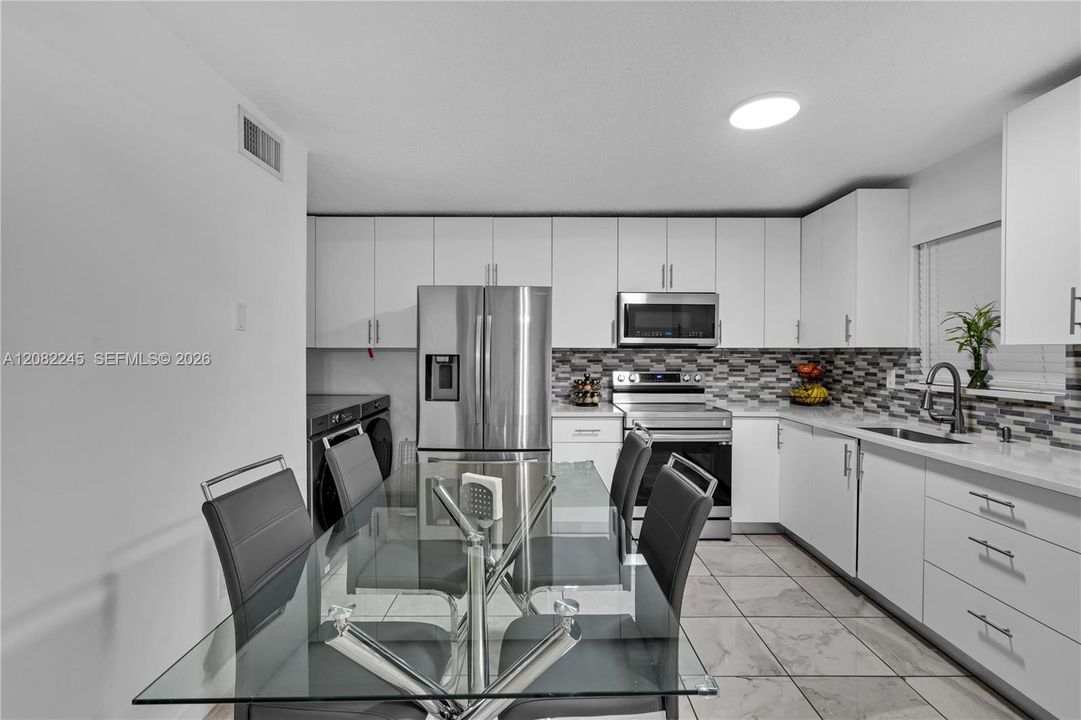 For Rent: $2,400 (2 beds, 2 baths, 888 Square Feet)