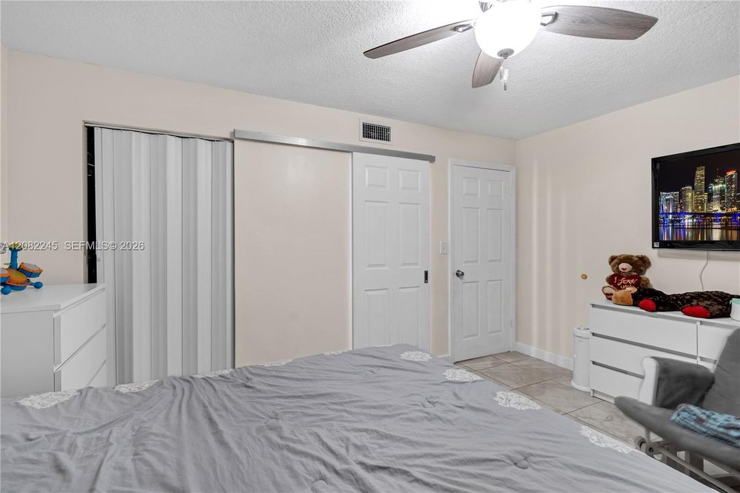 For Rent: $2,400 (2 beds, 2 baths, 888 Square Feet)