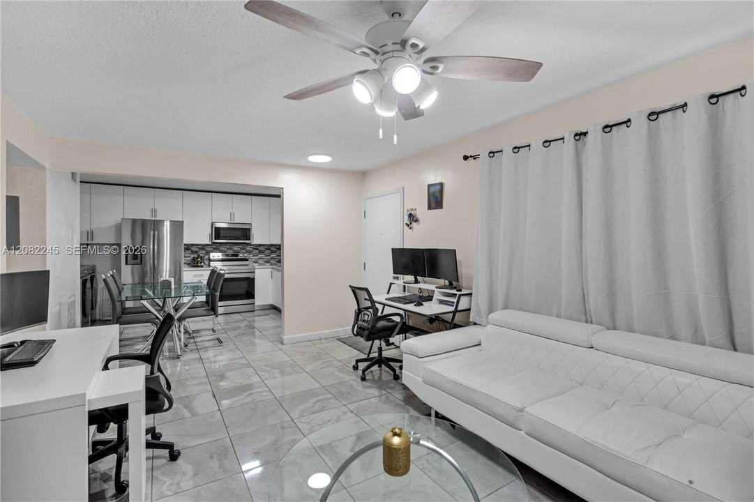 For Rent: $2,400 (2 beds, 2 baths, 888 Square Feet)