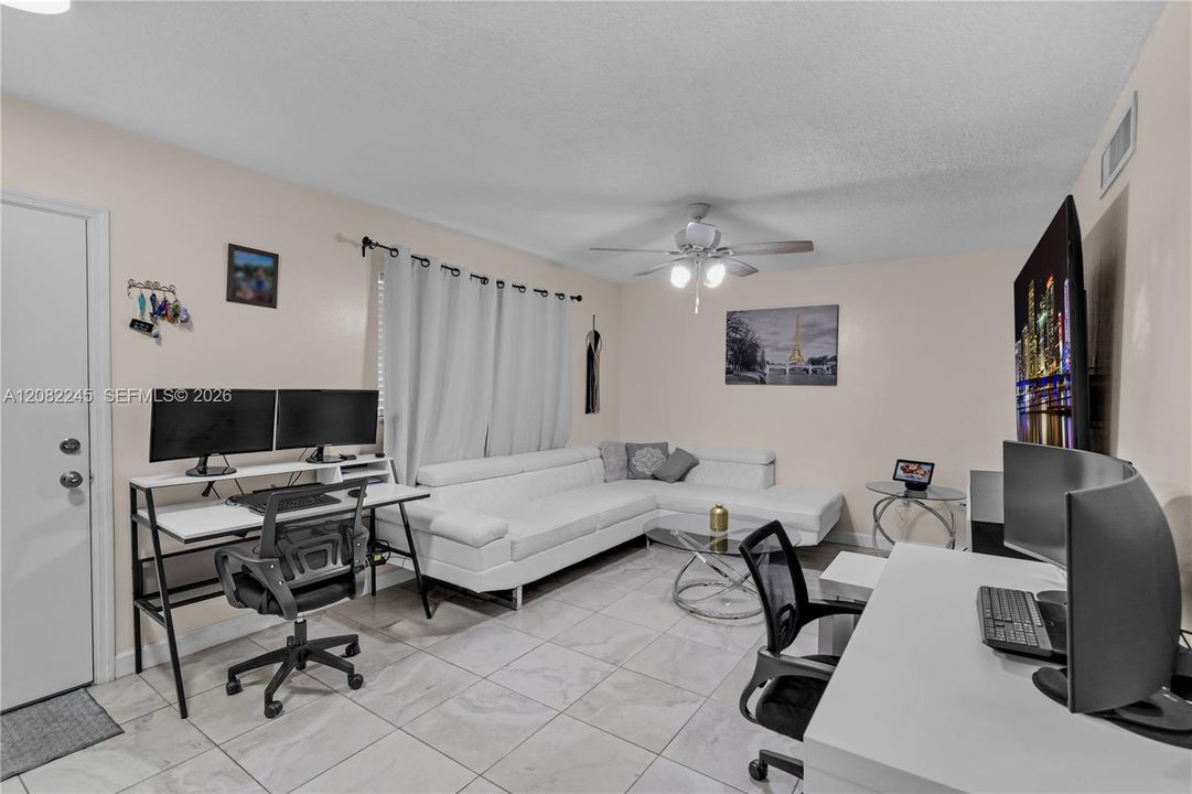 For Rent: $2,400 (2 beds, 2 baths, 888 Square Feet)