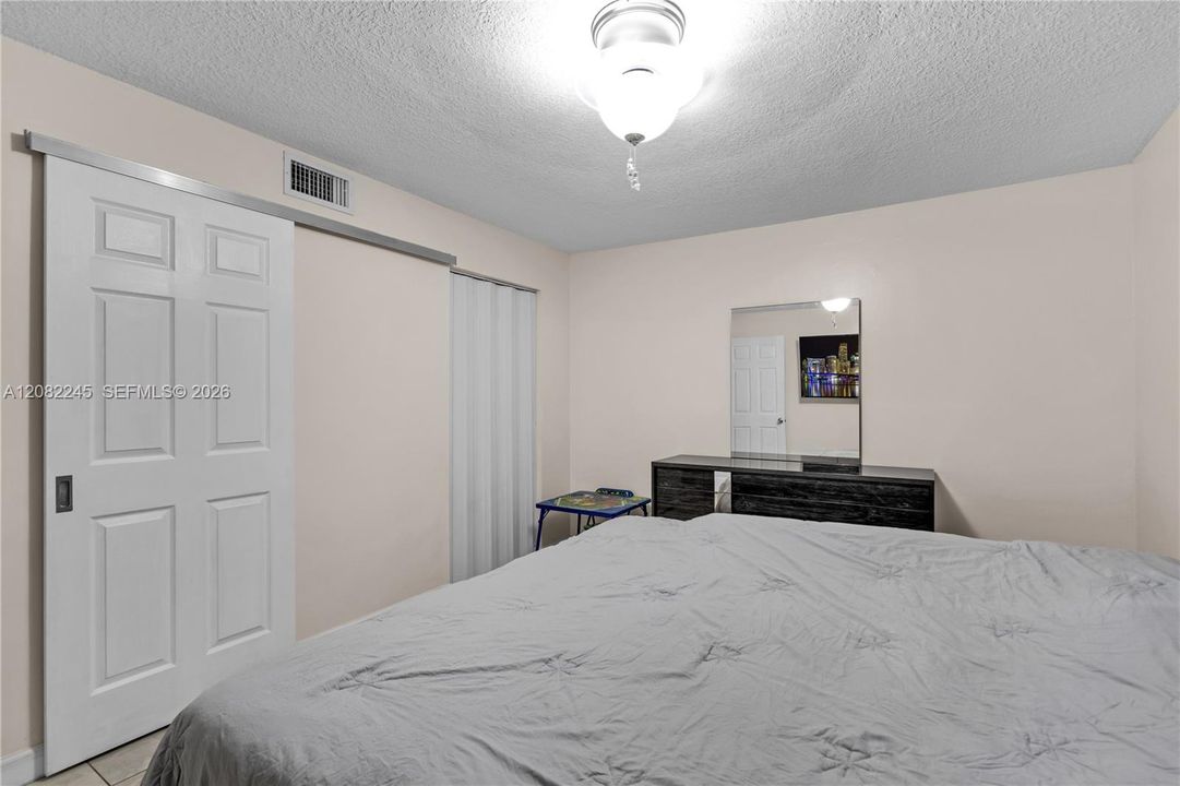 For Rent: $2,400 (2 beds, 2 baths, 888 Square Feet)