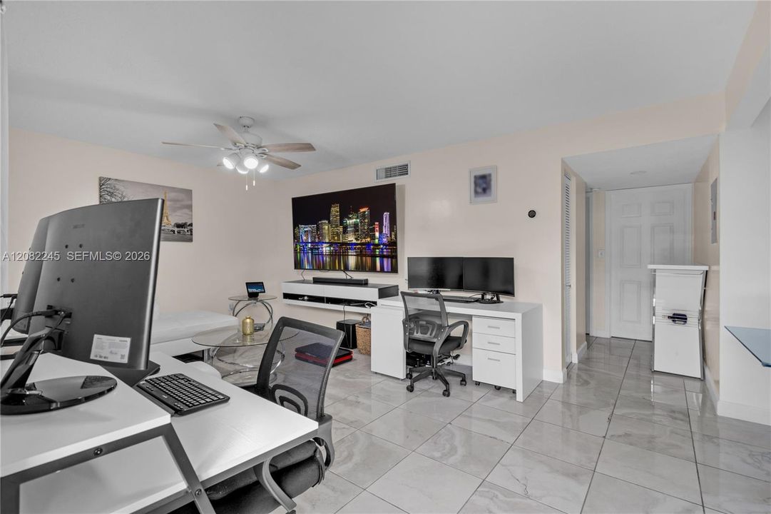 For Rent: $2,400 (2 beds, 2 baths, 888 Square Feet)