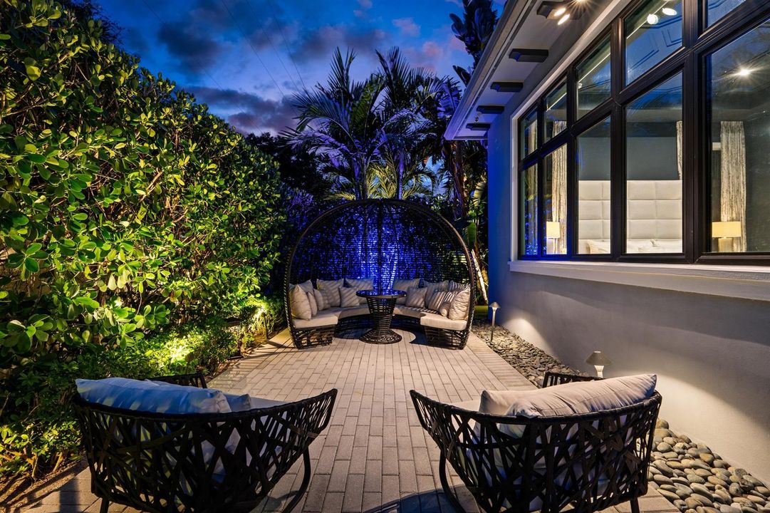 PATIO_SEATING_TWILIGHT
