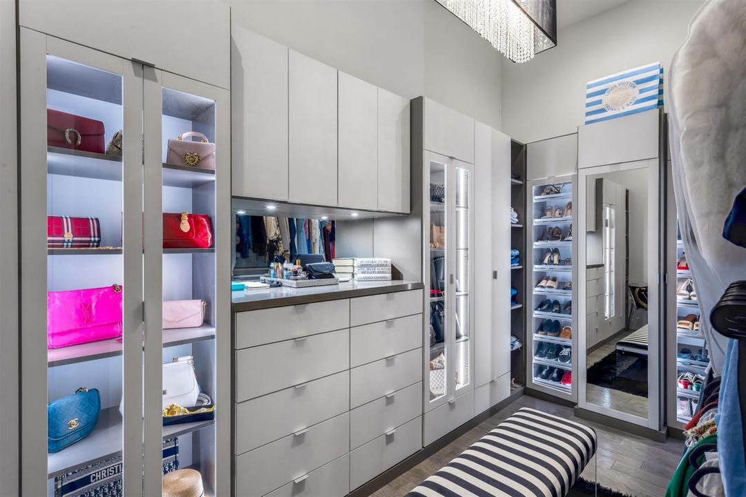 PRIMARY_CLOSET