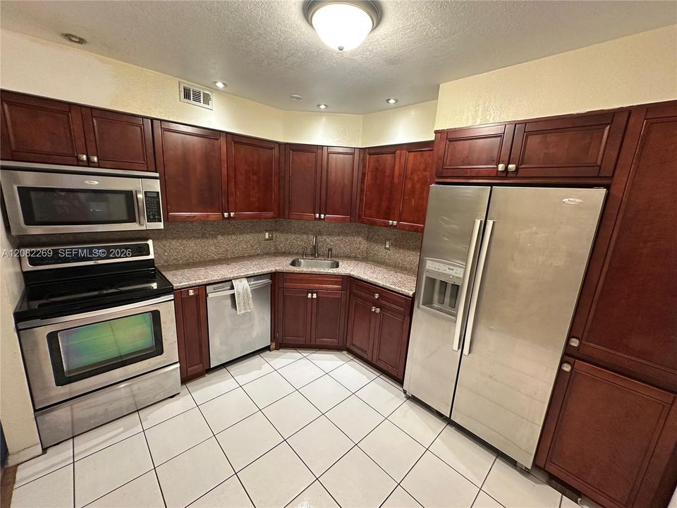 В аренду: $1,900 (2 спален, 2 ванн, 1200 Квадратных фут)