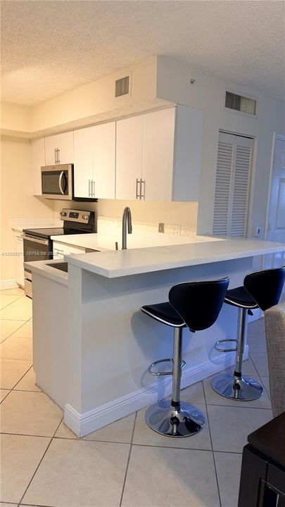 合同活跃: $1,950 (1 贝兹, 1 浴室, 793 平方英尺)