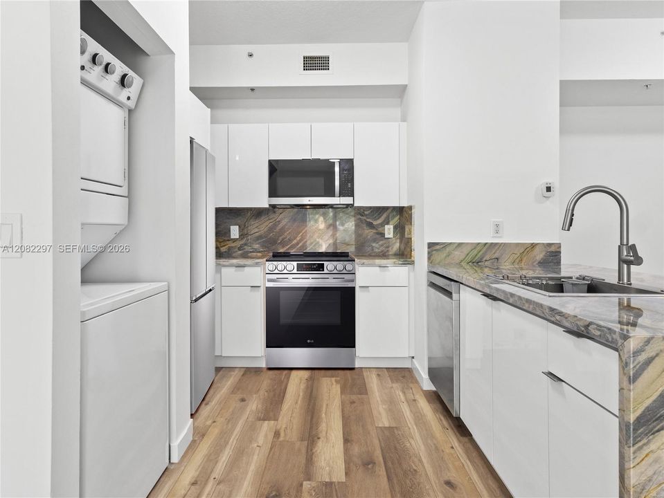 For Rent: $2,700 (2 beds, 2 baths, 870 Square Feet)