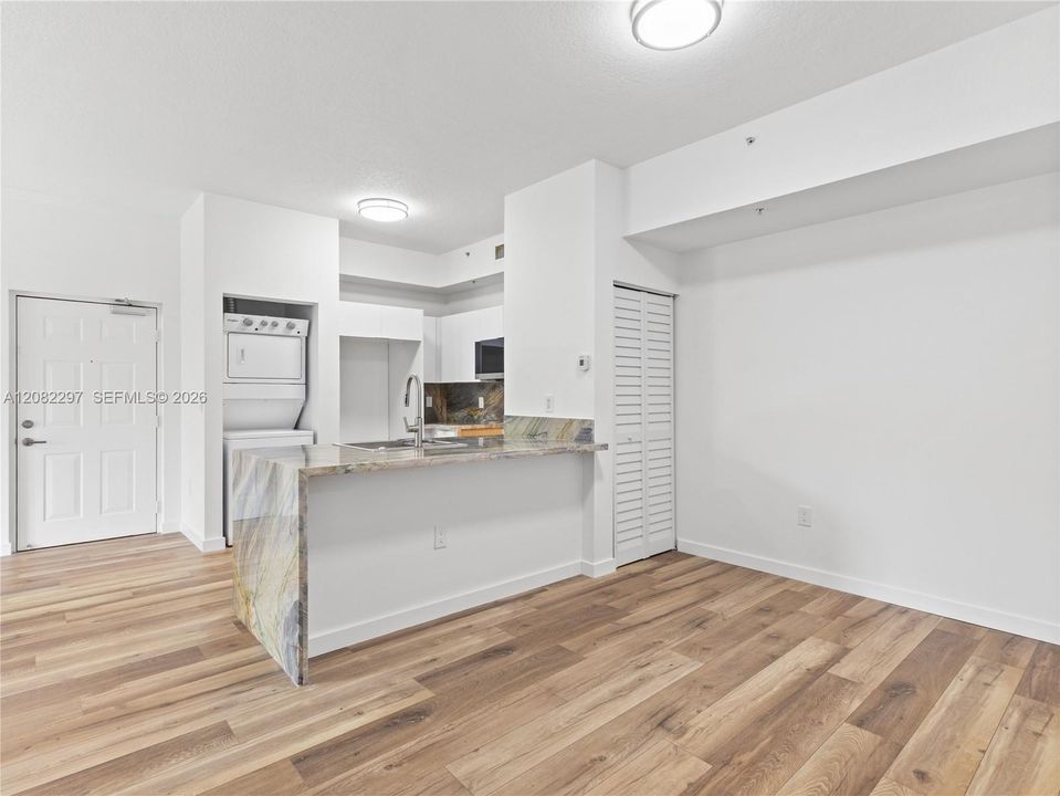 For Rent: $2,700 (2 beds, 2 baths, 870 Square Feet)