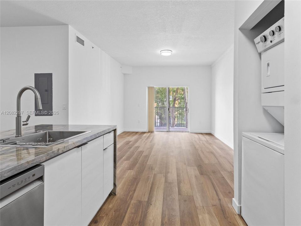 For Rent: $2,700 (2 beds, 2 baths, 870 Square Feet)