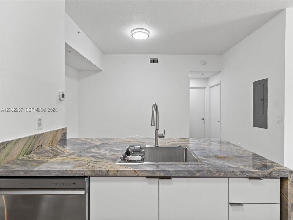 For Rent: $2,700 (2 beds, 2 baths, 870 Square Feet)