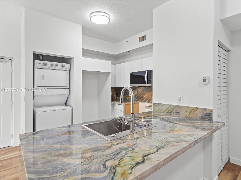 For Rent: $2,700 (2 beds, 2 baths, 870 Square Feet)