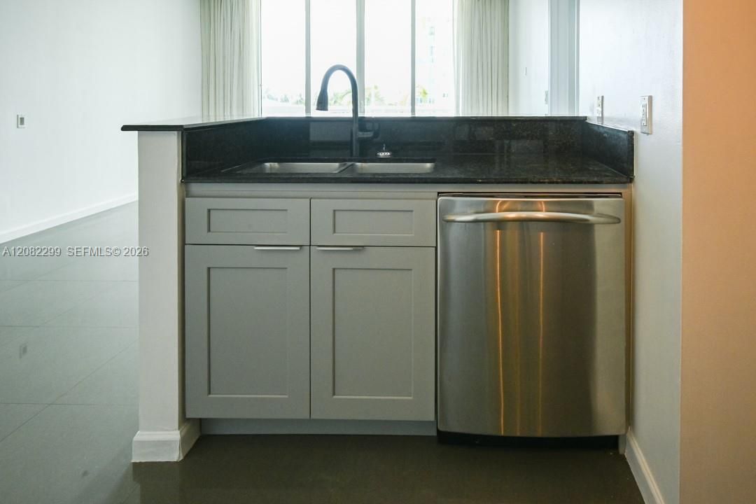 For Rent: $3,500 (2 beds, 2 baths, 1251 Square Feet)