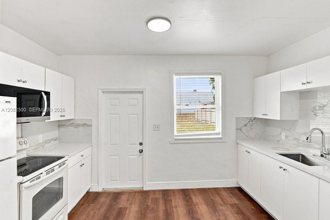 For Sale: $395,000 (1 beds, 1 baths, 651 Square Feet)
