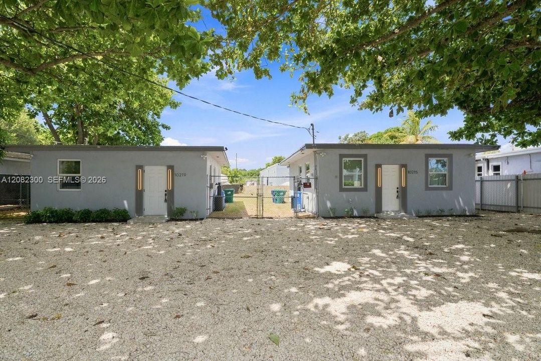 For Sale: $395,000 (1 beds, 1 baths, 651 Square Feet)