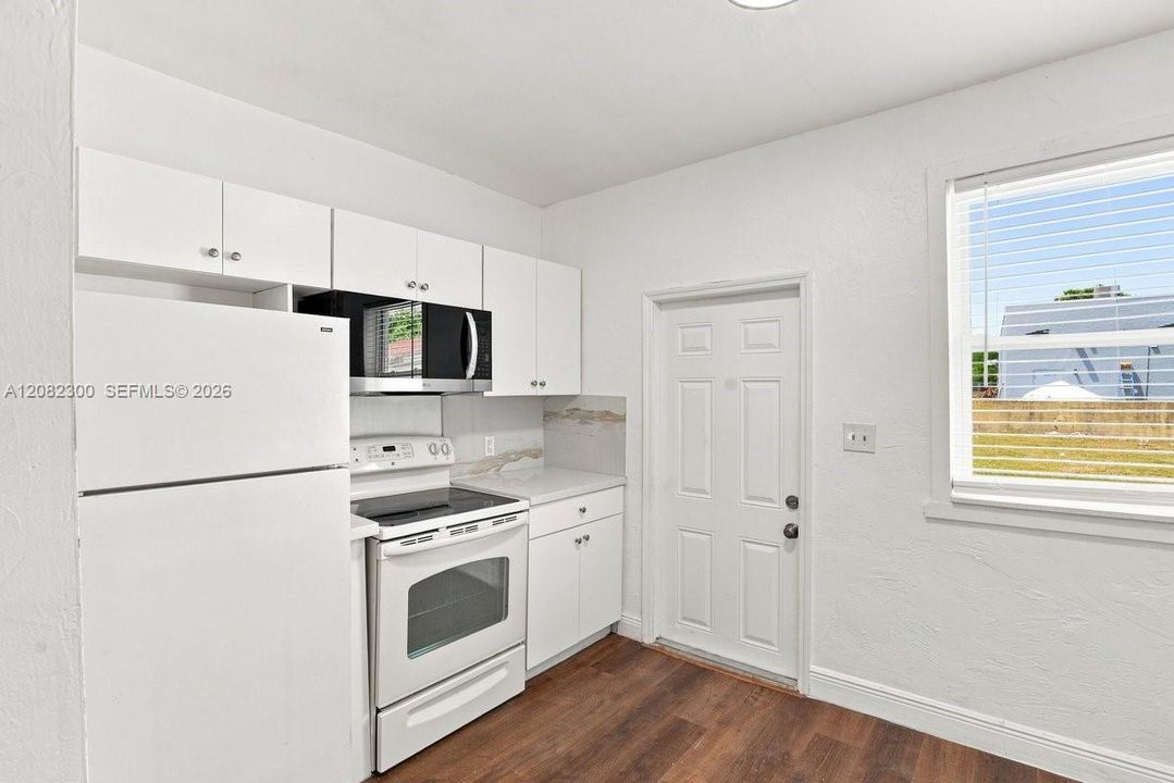 For Sale: $395,000 (1 beds, 1 baths, 651 Square Feet)