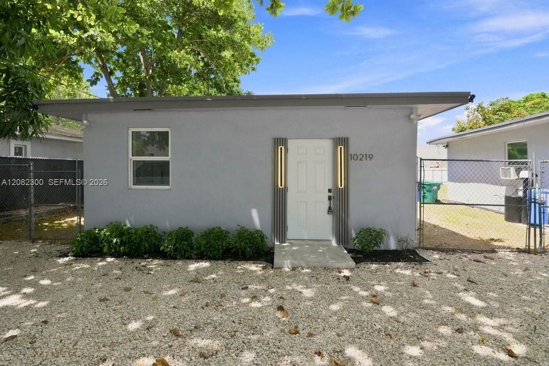 For Sale: $395,000 (1 beds, 1 baths, 651 Square Feet)