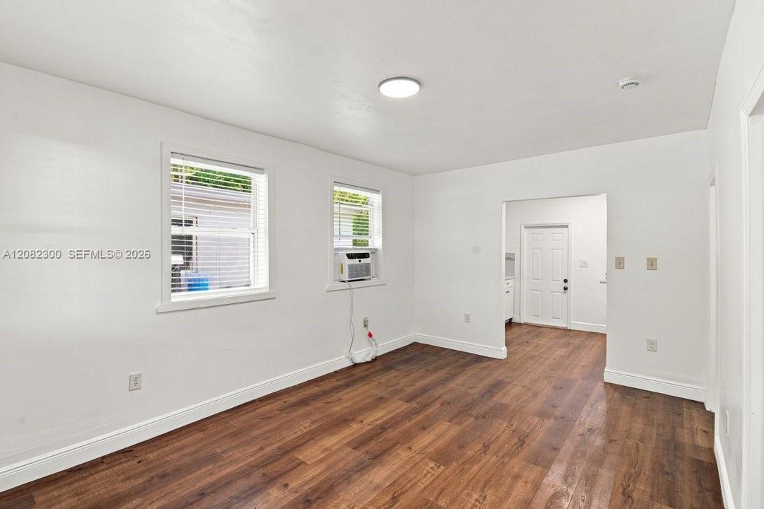 For Sale: $395,000 (1 beds, 1 baths, 651 Square Feet)