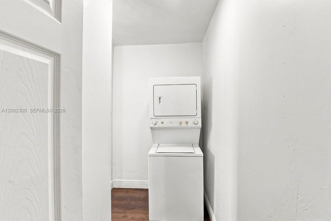 For Sale: $395,000 (1 beds, 1 baths, 651 Square Feet)