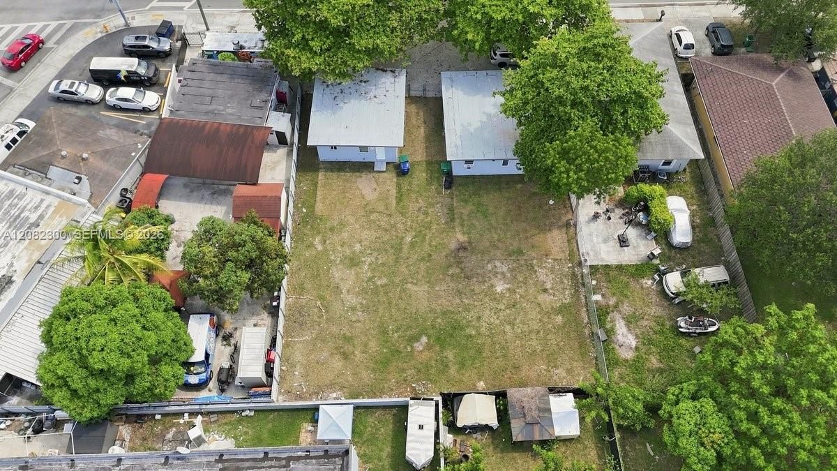 For Sale: $395,000 (1 beds, 1 baths, 651 Square Feet)