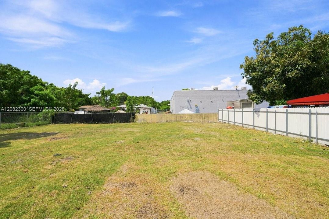 For Sale: $395,000 (1 beds, 1 baths, 651 Square Feet)