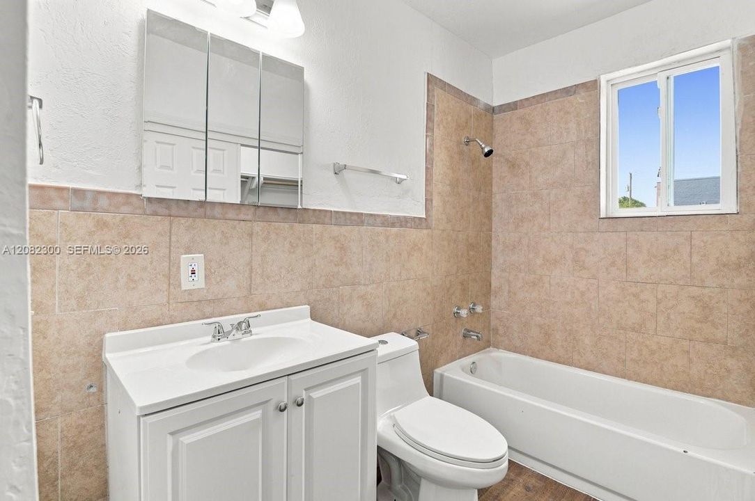 For Sale: $395,000 (1 beds, 1 baths, 651 Square Feet)