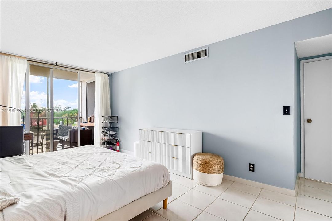 En Venta: $299,000 (2 camas, 2 baños, 1210 Pies cuadrados)