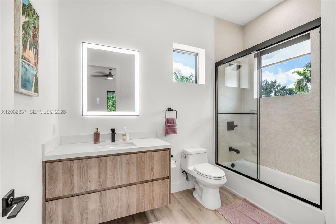 upstairs en-suite bath