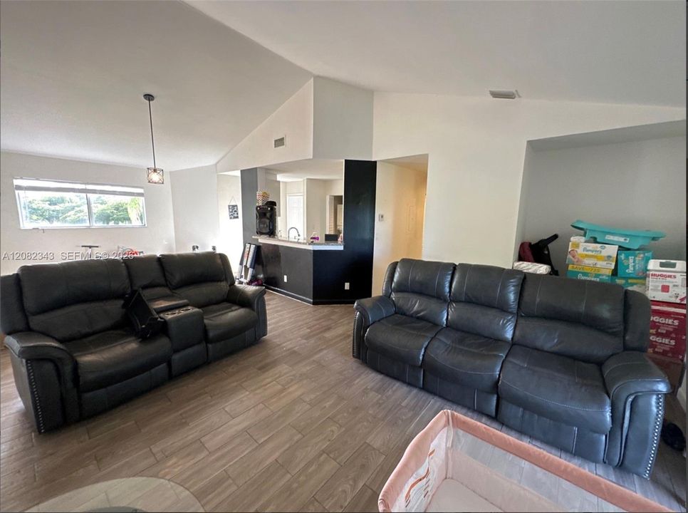 На продажу: $159,000 (1 спален, 1 ванн, 872 Квадратных фут)