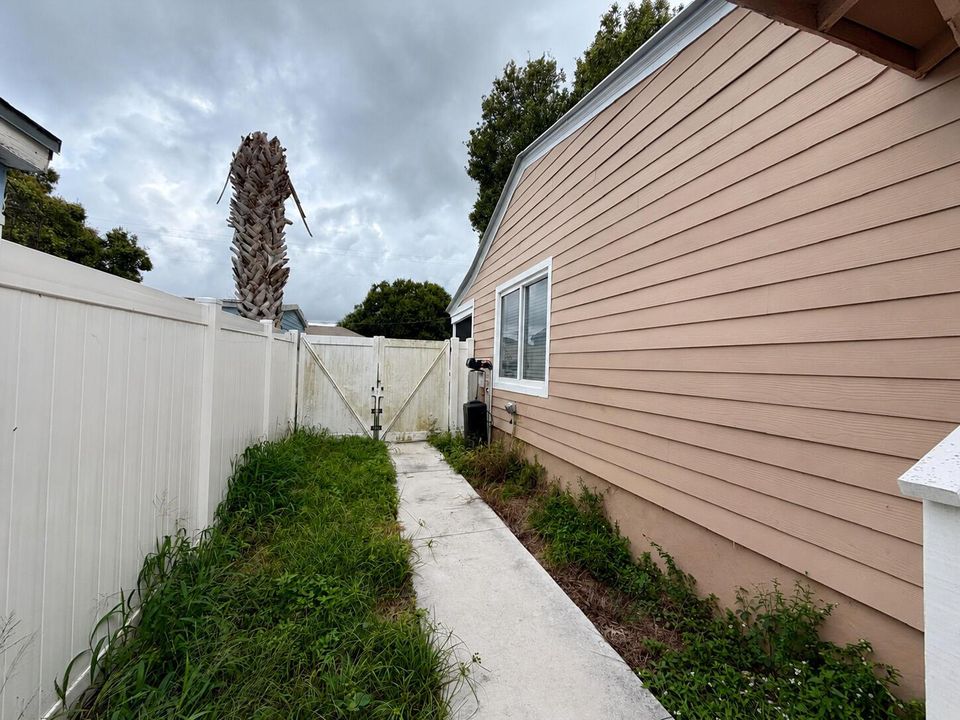 MLS_Enhanced_21_Side_Yard_and_Gate