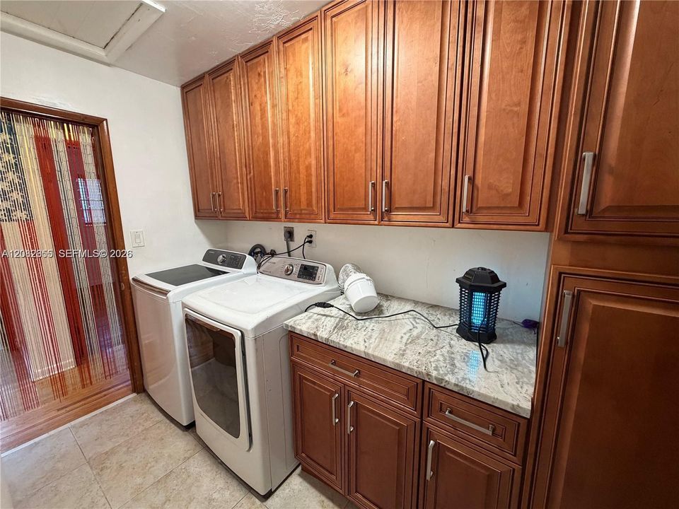 В аренду: $2,400 (2 спален, 1 ванн, 950 Квадратных фут)
