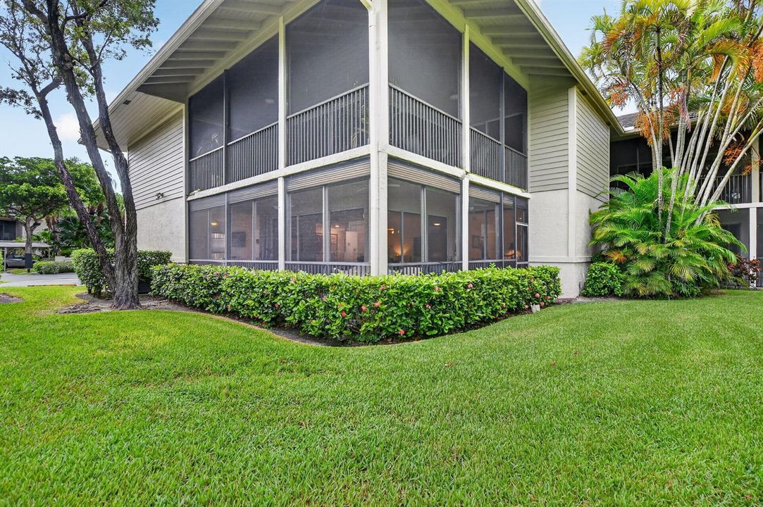 Corner with Golf View Surround