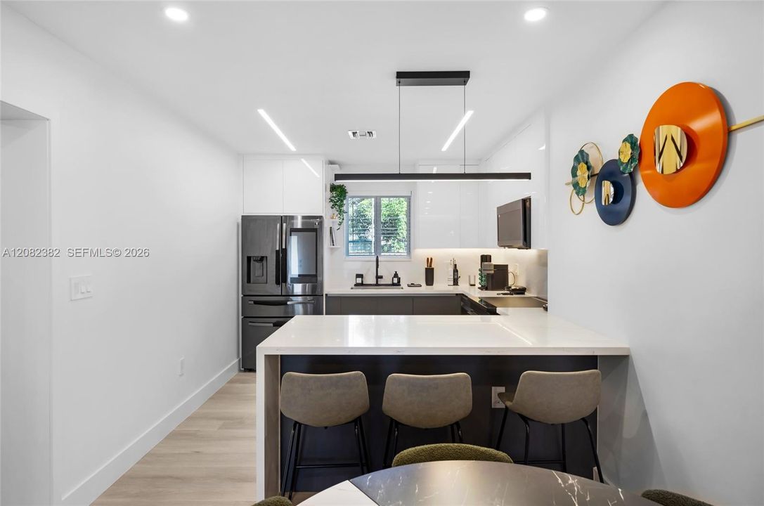 En Venta: $1,075,000 (5 camas, 3 baños, 1395 Pies cuadrados)