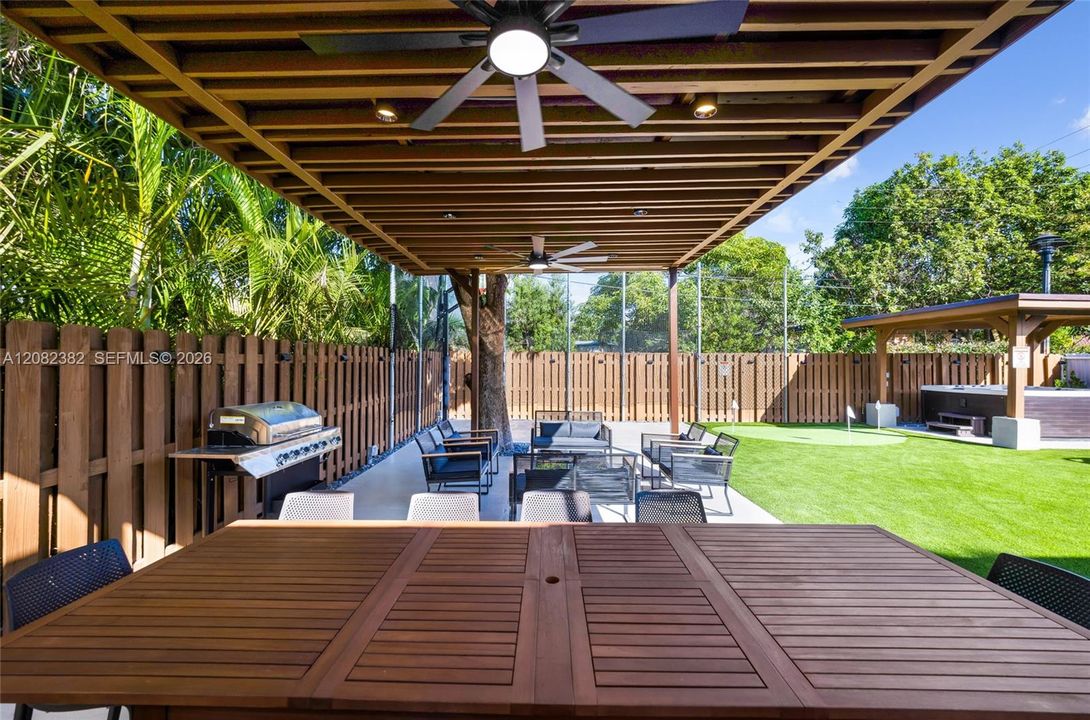 En Venta: $1,075,000 (5 camas, 3 baños, 1395 Pies cuadrados)