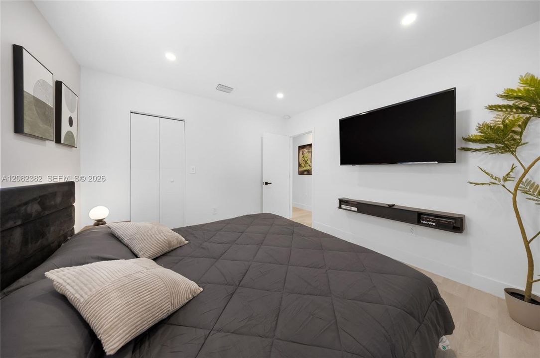 En Venta: $1,075,000 (5 camas, 3 baños, 1395 Pies cuadrados)
