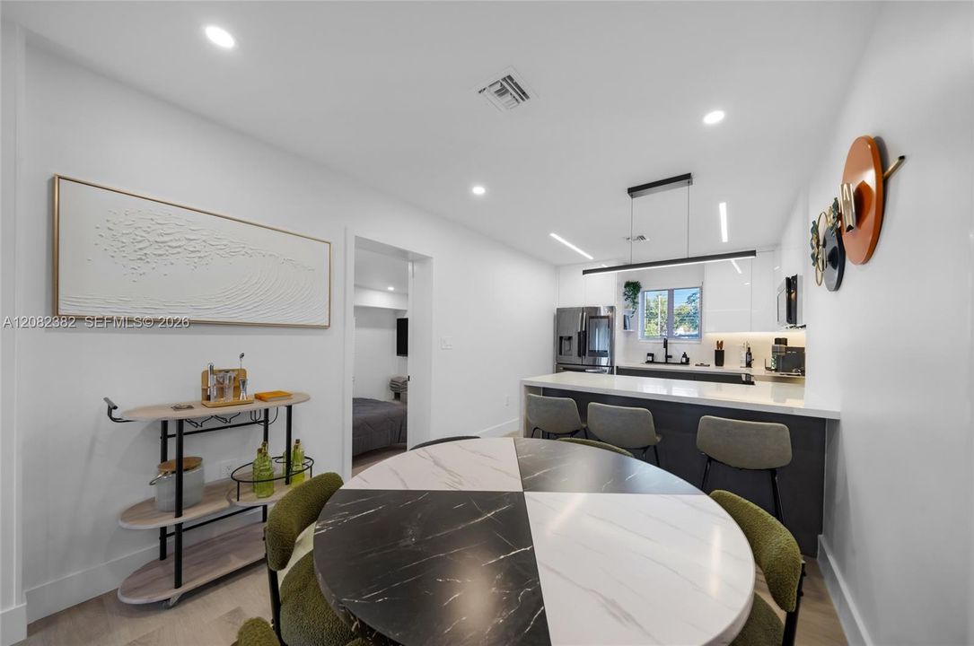 En Venta: $1,075,000 (5 camas, 3 baños, 1395 Pies cuadrados)