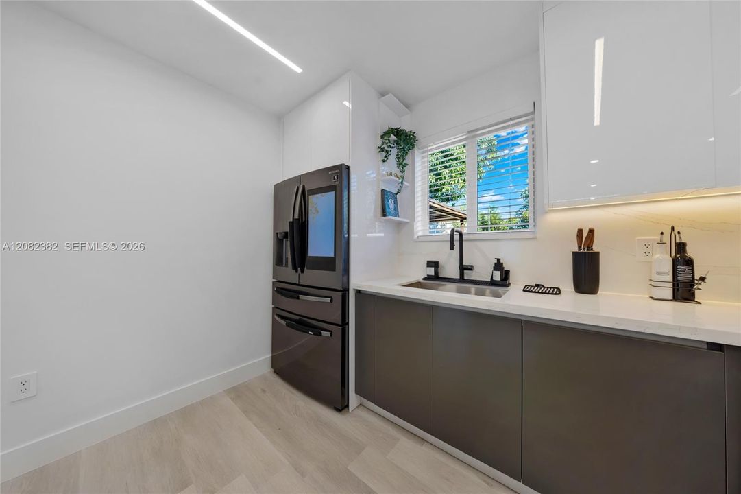 En Venta: $1,075,000 (5 camas, 3 baños, 1395 Pies cuadrados)