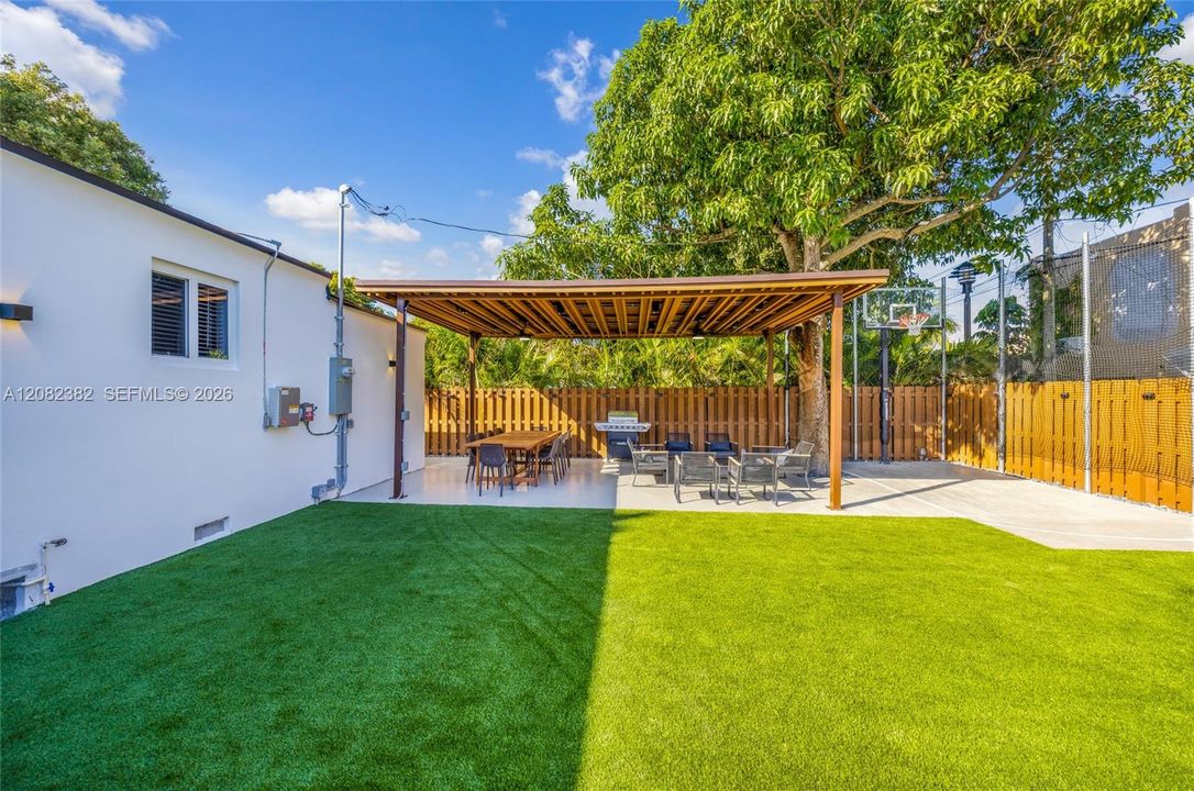 En Venta: $1,075,000 (5 camas, 3 baños, 1395 Pies cuadrados)