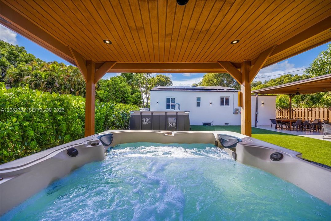 En Venta: $1,075,000 (5 camas, 3 baños, 1395 Pies cuadrados)