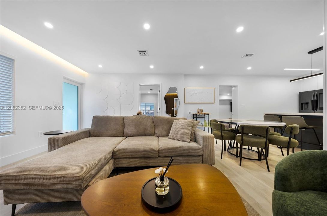 En Venta: $1,075,000 (5 camas, 3 baños, 1395 Pies cuadrados)