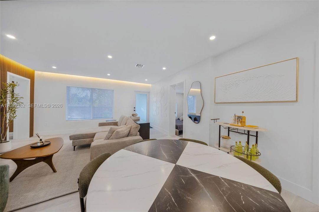En Venta: $1,075,000 (5 camas, 3 baños, 1395 Pies cuadrados)