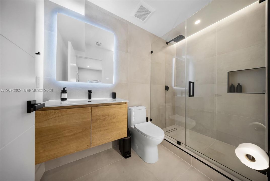 En Venta: $1,075,000 (5 camas, 3 baños, 1395 Pies cuadrados)